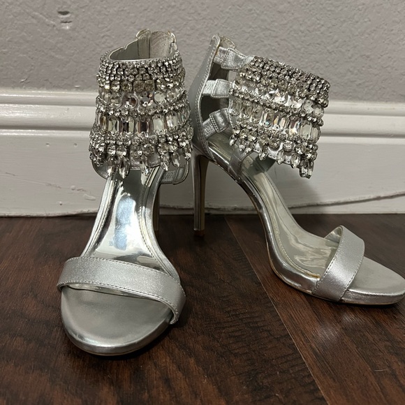 Gianni Bini Heels - Picture 1 of 8